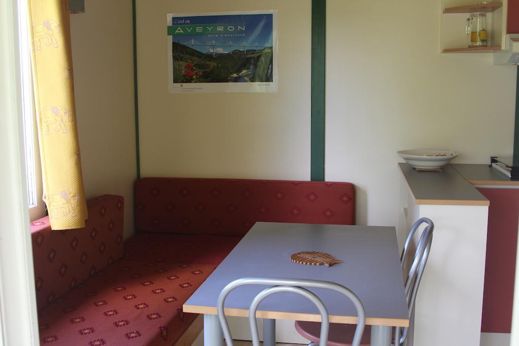 Causses & Vallees Vacances Hotel Saint-Georges-de-Luzençon Quarto foto